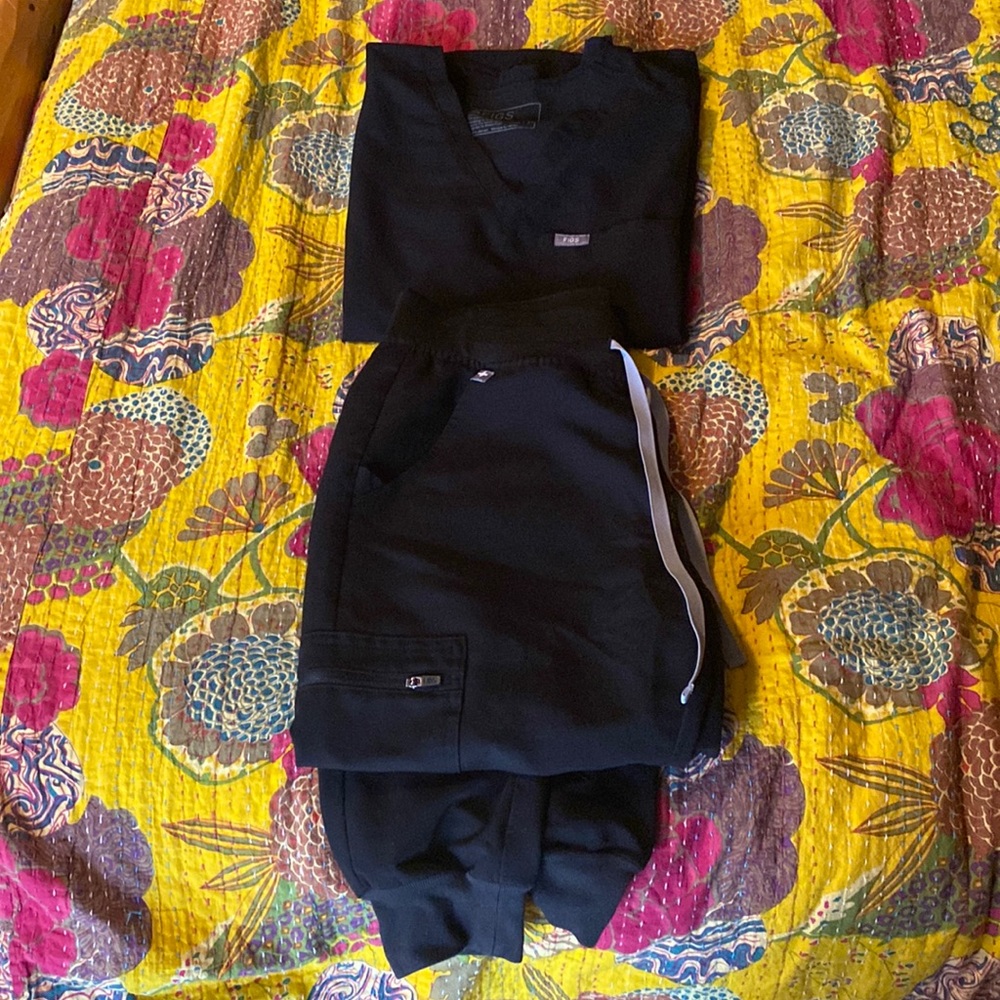 Figs Black Scrub Set